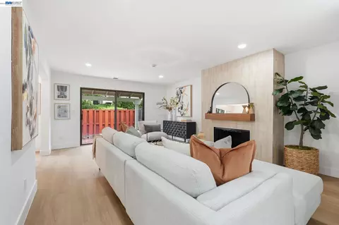Living - 2 Knoll Ct, Hercules, CA 94547 photo 5 of 7