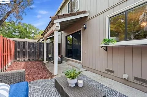 Exterior - 2 Knoll Ct, Hercules, CA 94547 photo 5 of 6