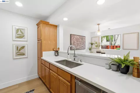Kitchen - 2 Knoll Ct, Hercules, CA 94547 photo 3 of 4