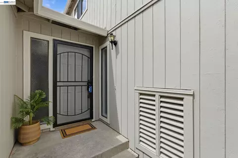 Entry Way - 2 Knoll Ct, Hercules, CA 94547 photo 1 of 2