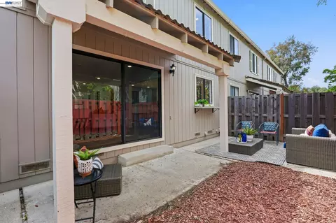 Exterior - 2 Knoll Ct, Hercules, CA 94547 photo 4 of 6