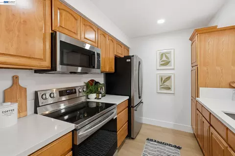 Kitchen - 2 Knoll Ct, Hercules, CA 94547 photo 2 of 4