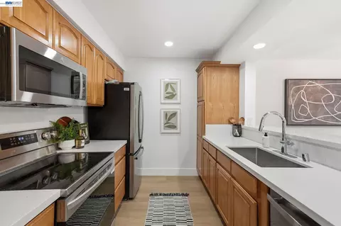 Kitchen - 2 Knoll Ct, Hercules, CA 94547 photo 1 of 4