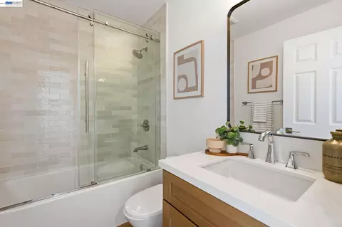 Bath - 2 Knoll Ct, Hercules, CA 94547 photo 2 of 3
