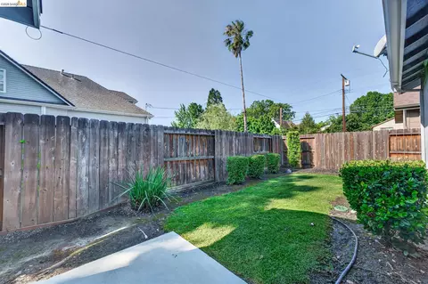 Exterior - 813 S School St, Lodi, CA 95240 photo 3 of 4