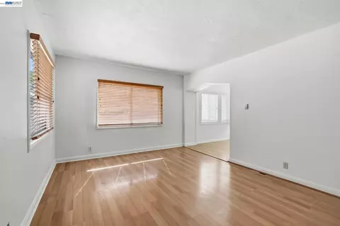 Living - 519 Annette Ave, Vallejo, CA 94591 photo 2 of 5