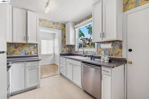 Kitchen - 519 Annette Ave, Vallejo, CA 94591 photo 4 of 4