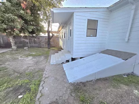 Exterior - 220 E Lodi Ave, Lodi, CA 95240 photo 2 of 4