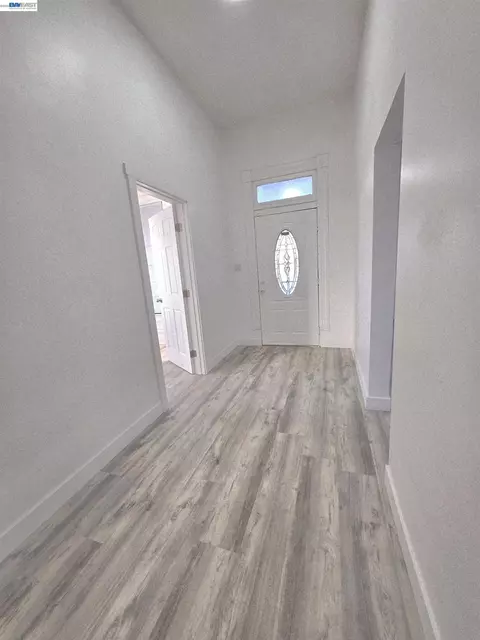 Entry Way - 220 E Lodi Ave, Lodi, CA 95240 photo 3 of 3