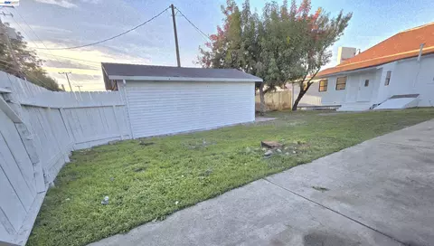 Exterior - 220 E Lodi Ave, Lodi, CA 95240 photo 3 of 4