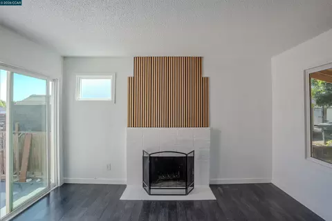 Living - 52 Bell Dr, Pittsburg, CA 94565 photo 2 of 4
