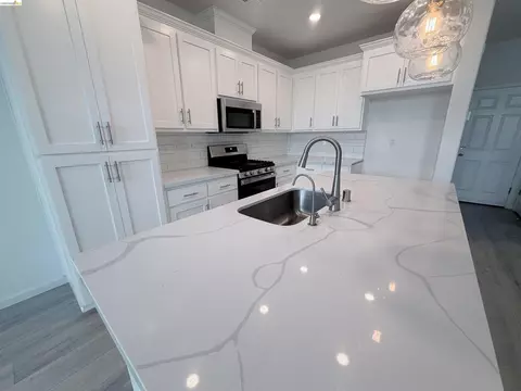 38 Fern Ln, Pittsburg, CA 94565