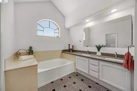 Bath - 239 Balboa Dr, Milpitas, CA 95035 photo 3 of 4
