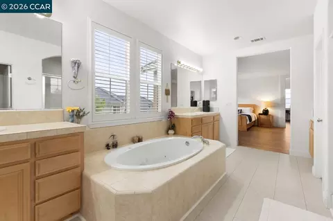 Bath - 995 Rosehedge Ct, Concord, CA 94521 photo 2 of 6