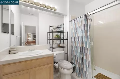 Bath - 995 Rosehedge Ct, Concord, CA 94521 photo 6 of 6