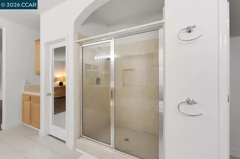 Bath - 995 Rosehedge Ct, Concord, CA 94521 photo 4 of 6