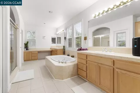 Bath - 995 Rosehedge Ct, Concord, CA 94521 photo 3 of 6
