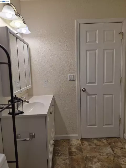 Bath - 20980 Birch #C, Hayward, CA 94541 photo 3 of 3