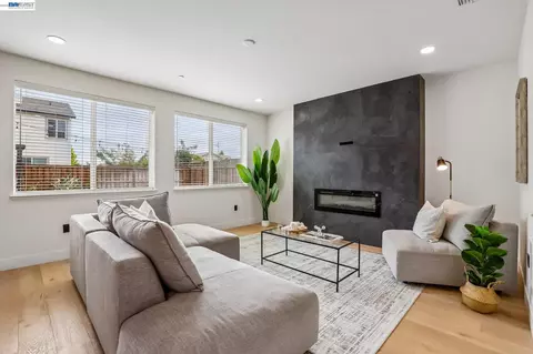 Living - 2657 Lockborne Ct, Lathrop, CA 95330 photo 2 of 3