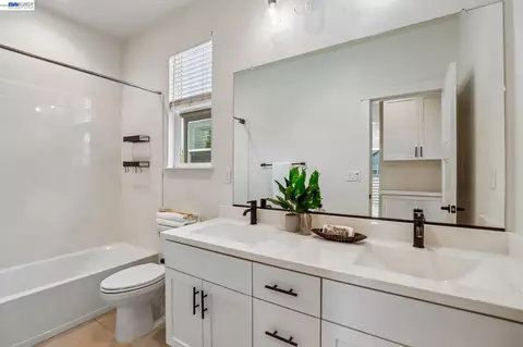 Bath - 2657 Lockborne Ct, Lathrop, CA 95330 photo 6 of 6