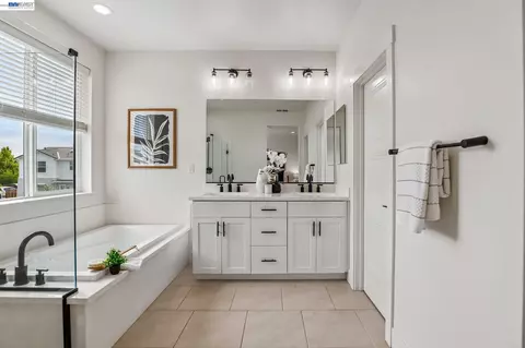 Bath - 2657 Lockborne Ct, Lathrop, CA 95330 photo 2 of 6