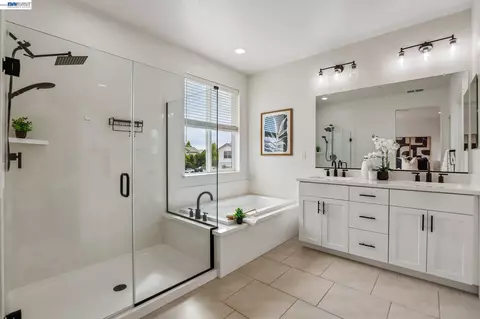 Bath - 2657 Lockborne Ct, Lathrop, CA 95330 photo 3 of 6