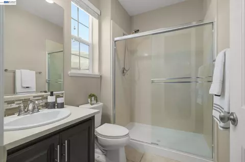 Bath - 4951 Campanille Ct, Dublin, CA 94568 photo 5 of 5