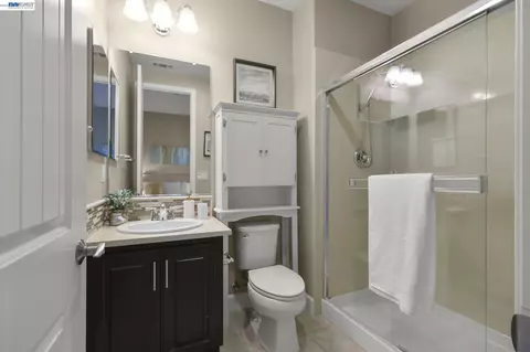 Bath - 4951 Campanille Ct, Dublin, CA 94568 photo 2 of 5