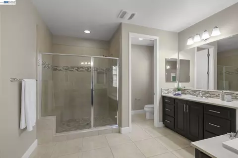 Bath - 4951 Campanille Ct, Dublin, CA 94568 photo 4 of 5