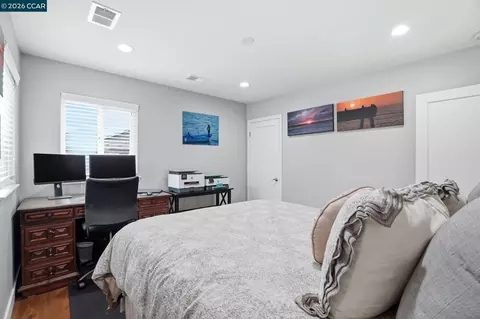 Bedroom - 136 Pacific Ave, Pacifica, CA 94044 photo 4 of 7