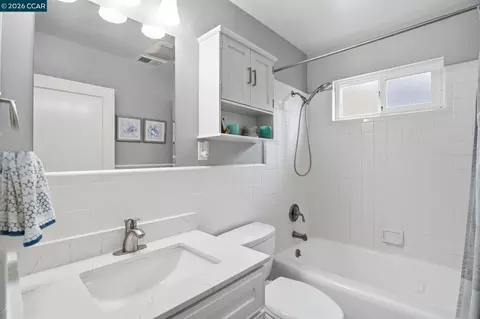 Bath - 136 Pacific Ave, Pacifica, CA 94044 photo 1 of 2