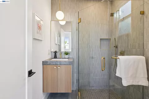 Bath - 3029 Wheeler St, Berkeley, CA 94705 photo 5 of 9