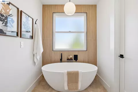 Bath - 3029 Wheeler St, Berkeley, CA 94705 photo 4 of 9