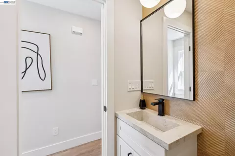 Bath - 3029 Wheeler St, Berkeley, CA 94705 photo 8 of 9