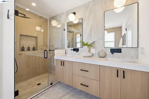 Bath - 3029 Wheeler St, Berkeley, CA 94705 photo 2 of 9