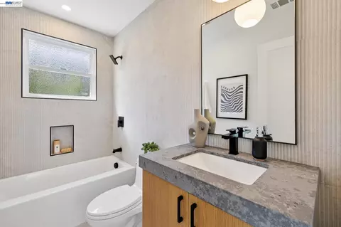 Bath - 3029 Wheeler St, Berkeley, CA 94705 photo 6 of 9