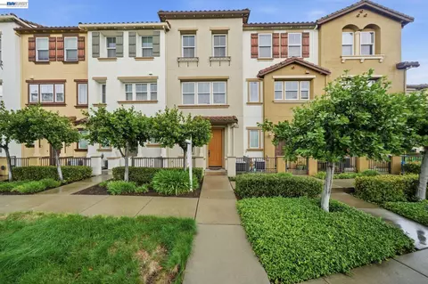 1012 Martin Luther King Dr, Hayward, CA 94541