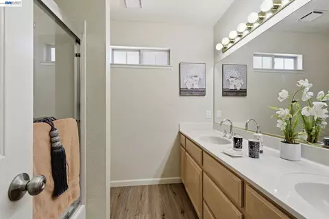 Bath - 1500 Scenic Dr #18, Modesto, CA 95355 photo 4 of 5