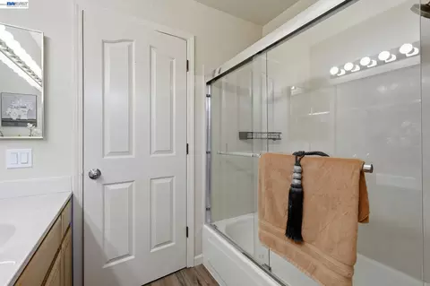 Bath - 1500 Scenic Dr #18, Modesto, CA 95355 photo 5 of 5