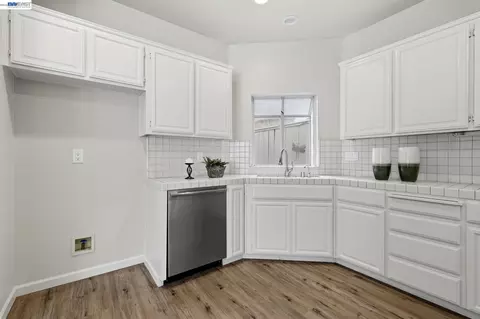 Kitchen - 1500 Scenic Dr #18, Modesto, CA 95355 photo 2 of 3