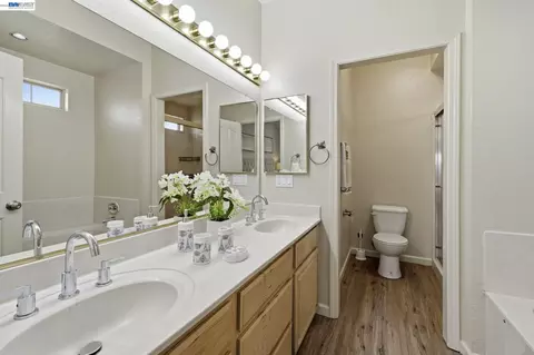Bath - 1500 Scenic Dr #18, Modesto, CA 95355 photo 1 of 5