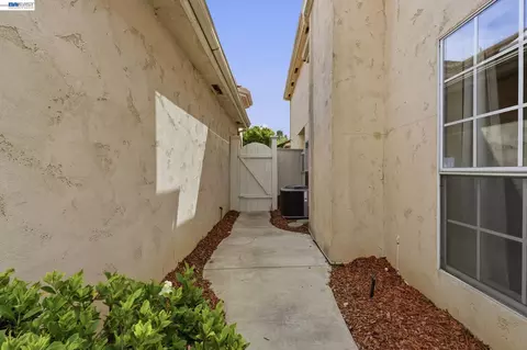 Exterior - 1500 Scenic Dr #18, Modesto, CA 95355 photo 8 of 9