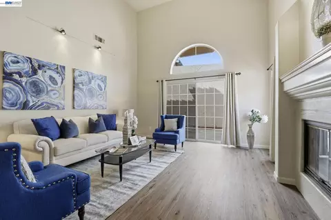 Living - 1500 Scenic Dr #18, Modesto, CA 95355 photo 1 of 3