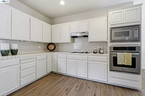 Kitchen - 1500 Scenic Dr #18, Modesto, CA 95355 photo 3 of 3
