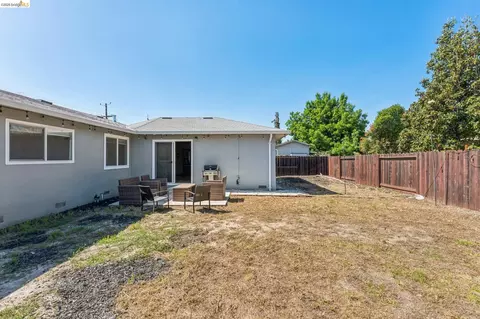 Exterior - 1300 Evergreen Dr, Concord, CA 94520 photo 6 of 9