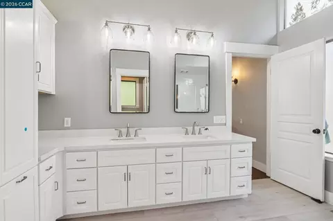 Bath - 858 Mountain View Dr, Lafayette, CA 94549 photo 5 of 5