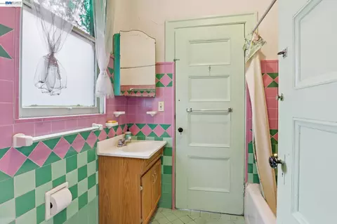 Bath - 55 8th St, Oakland, CA 94607 photo 2 of 4
