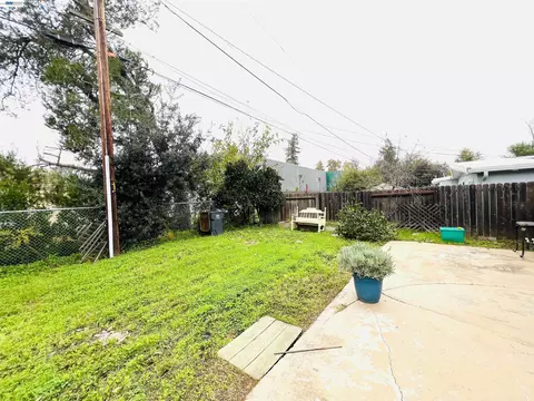 Exterior - 739 M St, Davis, CA 95616 photo 4 of 4