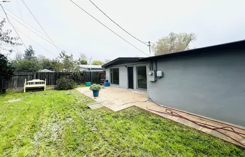 Exterior - 739 M St, Davis, CA 95616 photo 3 of 4