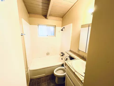 Bath - 739 M St, Davis, CA 95616 photo 2 of 2